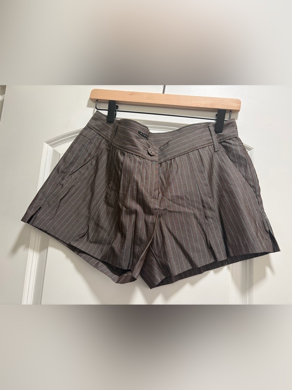 Sisley Brown Pinstripe Tailored Pleated Shorts - Made in Italy - Size 8 (IT 44)